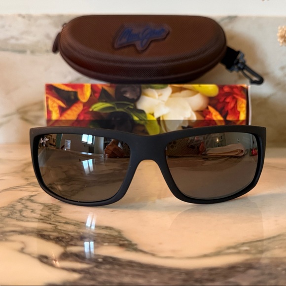 Maui Jim Black Sunglasses with Brown Case - Picture 1 of 4